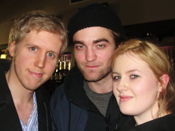ROBERT PATTINSON TAKEN LESS THAN AN HOUR AGO AT BOBBY LONG GIG YOU ALL NEED TO RT