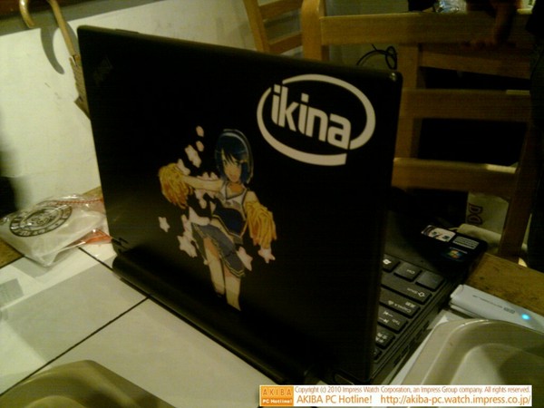 リナックスカフェに窓辺ななみチアガールイラストとIkinaロゴのを天板に貼ったThinkPad X100e( @loveasus 所有)。