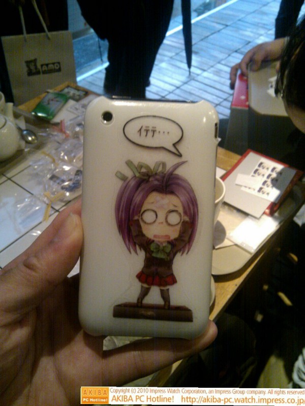 リナックスカフェにIkinaデコピンイラストを貼り付けた痛iPhone( @holmes8 所有)。
