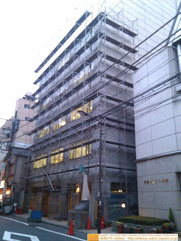 神田キリスト教会隣の聖公会神田ビルも外装工事開始。