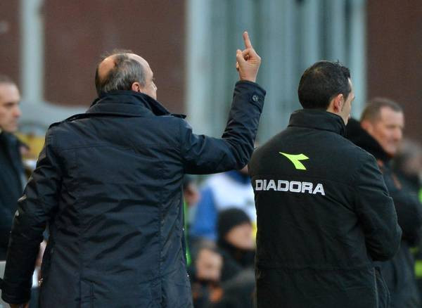 #Sampdoria coach Delio Rossi denying this was, ahem, a rude gesture to #Roma players
