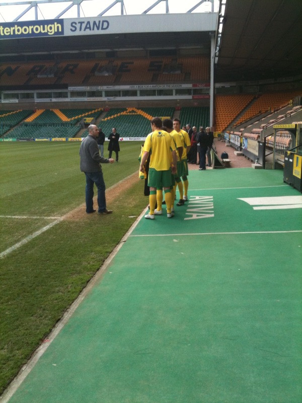 Probably better pics out there already! It's a very light yellow. #pinkun