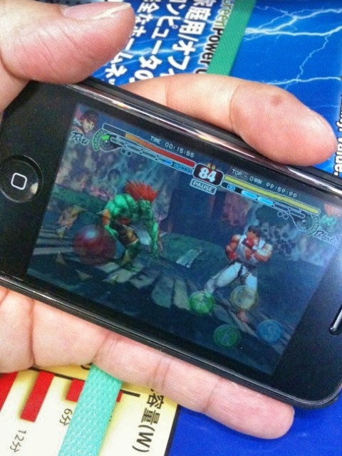 昨日、発売されたiPhone向けのストリートファイターIV。ショップのスタッフが早速購入。見たところ動きはかなり良い感じ。価格は900円。