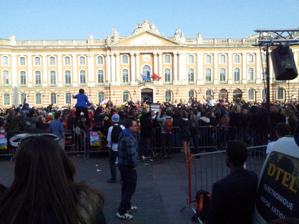Intervilles d'hiver à #Toulouse, place du #Capitole. Ou #harlemshake géant. #toujoursplus #getalife #learnhowtodance