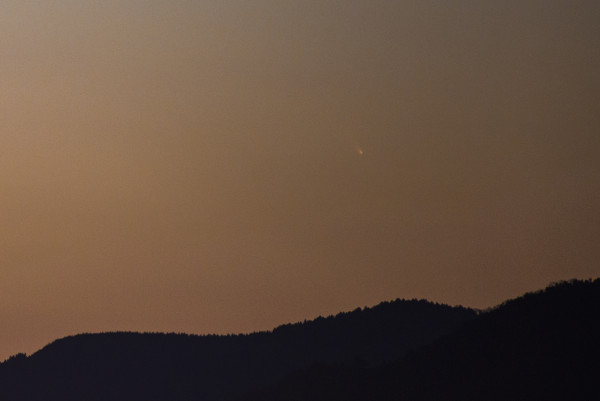 パンスターズ捕獲できました。高尾山の上です。
(EOS6D, SIGMA70-300, 238mm, 3.2sec, f5.6, ISO640)
2枚の加算平均、追尾なし。自宅二階西窓から高尾山を望む