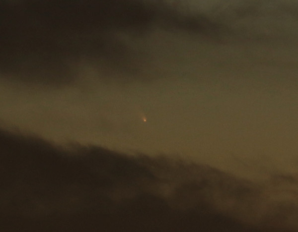 ようやく、パンスターズ彗星をとらえました。職場の屋上から、雲間を狙って、ドンピシャリ。18h28m39s、135mm F2.0(2.8)、1.0sec. ISO400です。