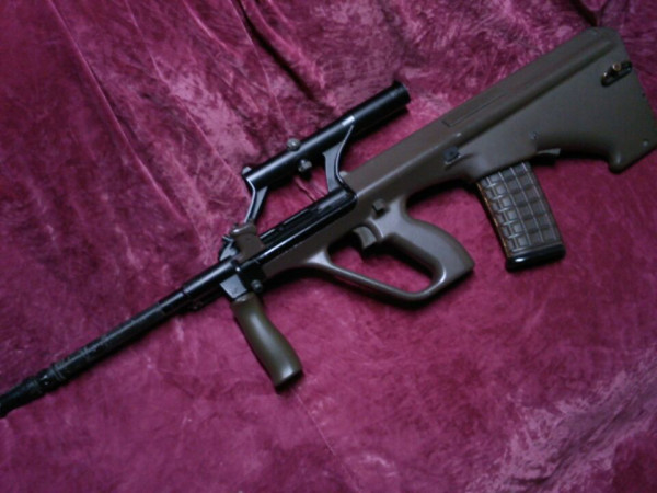 折れていたsteyr AUGのフォアグリップを新調した。マルイ純正はシャフトが亜鉛ダイキャストですぐ折れるということなので香港からスチール制のものを買った。