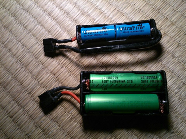 そしてパワーソースにリチウムイオン電池の交換式バッテリーケースを作った。18650や16340の保護回路無し2本直列なら余裕で回る。定格で7.4V、満充電で8.4V出るしねぇ。