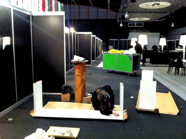BKD stand in aanbouw. Samen klussen met StAB. Morgen begint de Arnhemse bedrijven kontaktdagen in de Rijnhal.