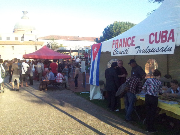 À #Toulouse, le #PCF milite pour la levée du blocus sur #Cuba.