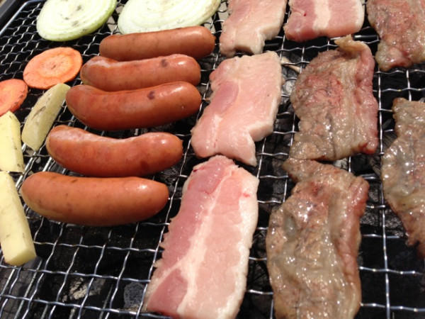 昨日のバーベキューの肉があまってたので、きょうも庭でBBQ(´Д` )