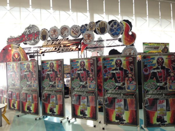 エアポートウォーク名古屋にて、仮面ライダー アクションスタジアム 4月20日(土)〜9月1日(日)。仮面ライダー ウィザードになれる。なりきりアトラクション。