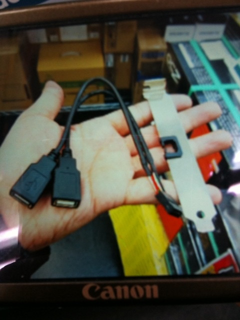 LIAN-LI Mini-ITXケースの付属品。分岐ケーブルはUSB 2.0対応。