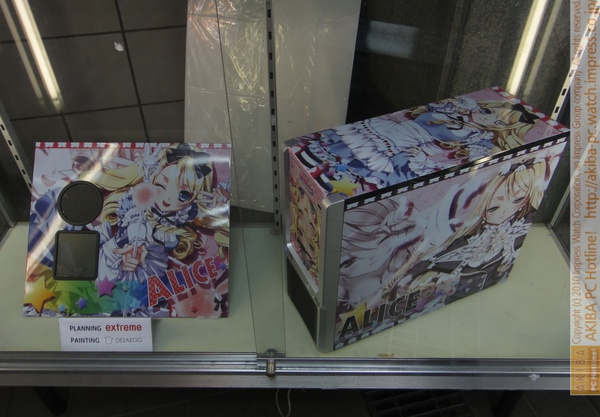 ドスパラ秋葉原本店の店頭ショーケースに展示されている萌え系イラストでデコレーションされた痛PC。PCケース天板/サイドパネルフロントパネルにイラストが貼りつけられている。