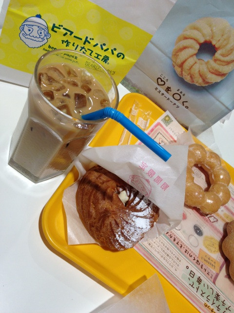 ビアードパパのミルクパリブレストうまい。ミスドのカフェオレもお気に入り。