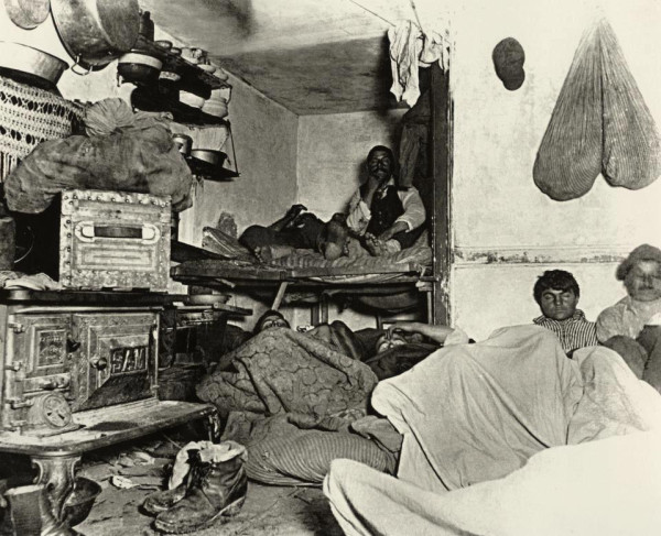 Έλληνες μετανάστες σε μια τρώγλη, Ν.Υόρκη 1898: όταν σε παλαιότερες Μανωλάδες τα θύματα ήταν κάποιοι πρόγονοι σου