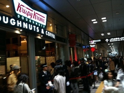 名古屋駅のクリスピーなんちゃらドーナツにお土産物買いキタ。バカ並んでいるので思わずスルー。そこまで興味ない