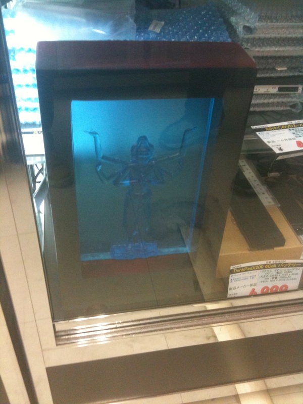 阿修羅像をモチーフにしたUSB給電スピーカーのサンプルがGENO OUTLETに展示されています。製品は阿修羅像部分が光るとのこと。受発注品で、現在注文すると納期は4月末頃、価格は29,800円。