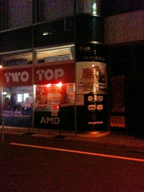 明日もリニューアルオープンセールを実施予定のTWOTOP本店前。まだ、誰もいない。
