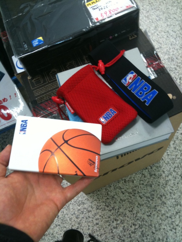 「NBA公式HDD」が販売中。ボールの部分は本物風のざらざら仕様。120GBで6480円。PS/PLAZAにて。