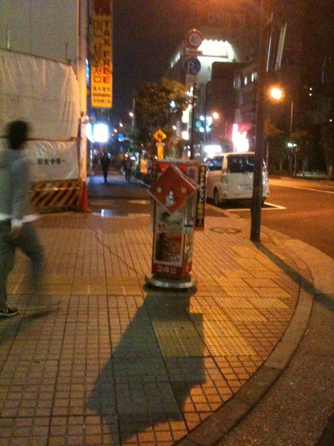 お店の後片付けも終わって、スタッフ全員で中央通りを歩いていたところ…ん？この看板の定位置ここでしたっけ？まさかこの強風でここまで…？
