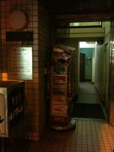 そのままにしておくと危ないので、ビルの入り口に退避しておきました。