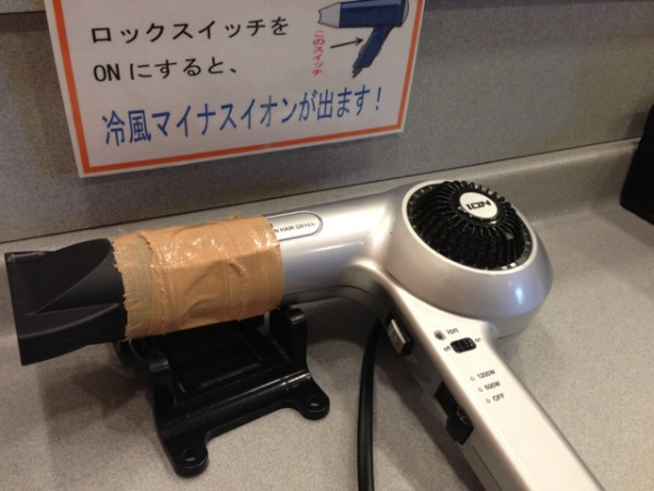 冷風マイナスイオンが出るドライヤー(´Д` )
