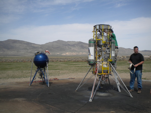 Great Pic our rocket Xombie (@MastenSpace), & the @unrocket blue-ball rocket on the same pad! Bummer day for blue ball