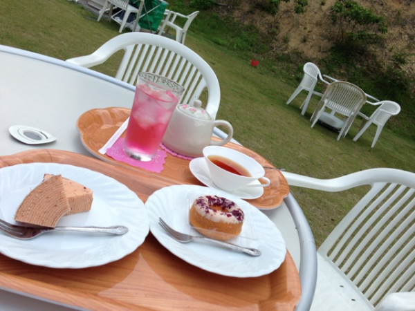 志摩ローズファームのカフェにて、ローズクーヘン、ローズリング、ローズジュース、紅茶にローズジャム添え。