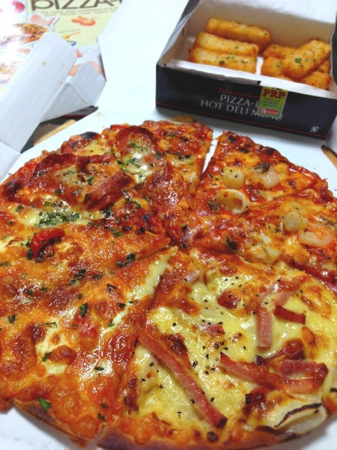 ピザーラおとどけ！ 大人のプレミアムクォーター。オニオン ベーコン フランベ 〜アルザス風〜、チーズ＆ハニー、アンチョビ シーフード バジル、ペパロニ ガーリック モッツァ。
