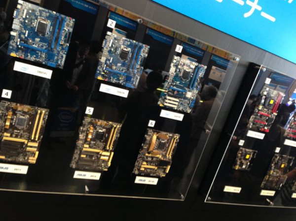 Intel イベントのマザーボード展示コーナー。各社合わせて24製品ほど展示あり。