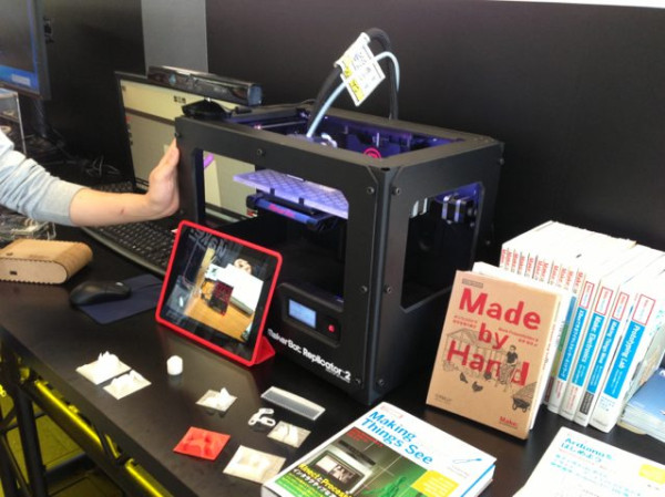 ベルサール秋葉原のIntelイベント、3DプリンタとKinect(3Dスキャナとして使う)、NUCを組み合わせたデモもありました。Make:のブース。