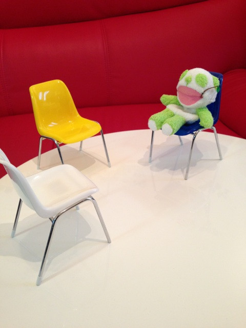 Shell Chair シェルチェアぽい椅子でくつろぐ生茶パンダさん。