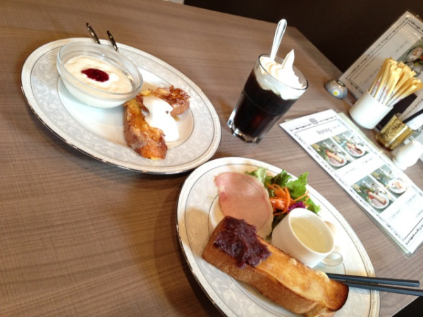 bistro green にてモーニングセット。アイスウィンナーコーヒー、フレンチトースト、生クリームだらけに(´Д` ) 名古屋のモーニングらしく、小倉トーストとゆで卵とか。