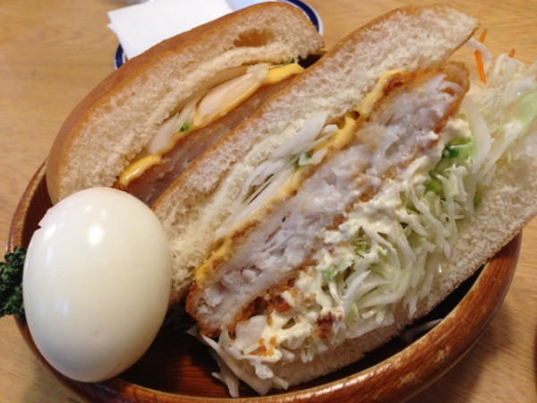 やけにデカくてボリューム満点なフライフィッシュバーガー at コメダ珈琲店