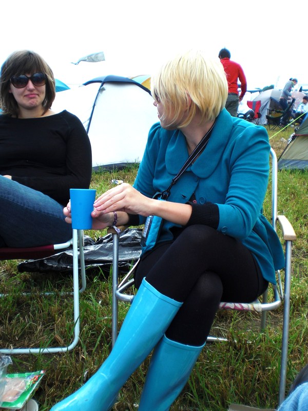 Es wäre das erste Ego-Frontalbild auf einem Festival gewesen. Hätte sie nicht beim Auslöser meinen Namen gesprochen.