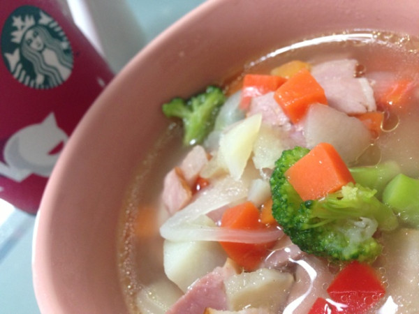 朝食にコンソメスープ。