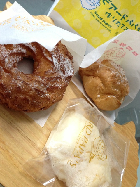 ビアードパパで買ってきたシュークリーム。ピーチメルバ、桃とフランボワーズ。SHIRO、もちもちする食感の白い生地にフロマージュクリーム。リング型のパリブレスト。