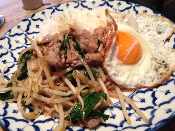 豚肉のタイバジル炒め at Paff