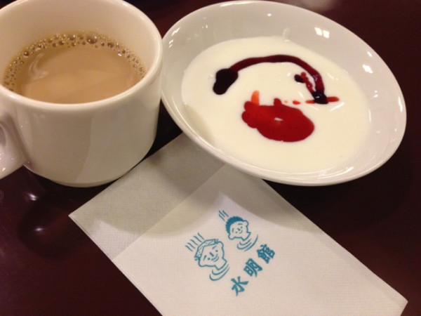 朝食 ヨーグルトとカフェオレ at 水明館 常盤 オープンキッチンダイニング
