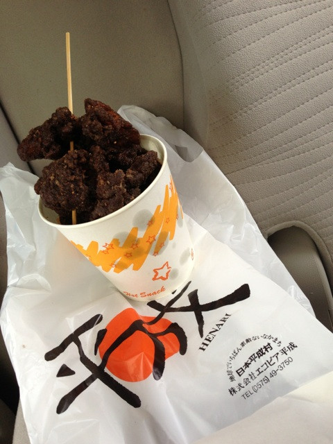 黒からあげ！ ひじきとしいたけの粉が衣に混ぜてあるらしい。うまい。