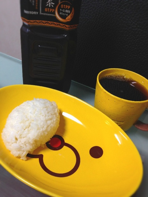 ミスドのポン・デ・ライオン カレー皿。あとはカレーを待つだけ(^ー゜)