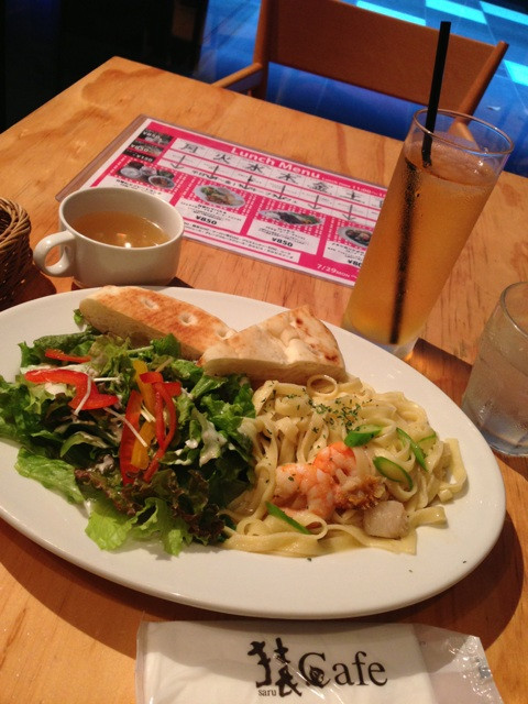 エビ・ホタテ・アスパラのオイルパスタ、フォカッチャ、ジャスミンティー at 猿Cafe