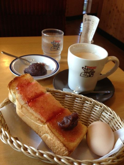 名古屋なモーニングセット、いちごジャムのトーストに小倉あんを乗せてみたり at コメダ珈琲店