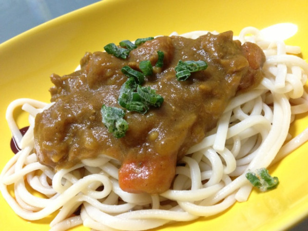 カレーうどんうまい（・∀・） 丸亀製麺ぶっかけつゆ meets 100円均一ショップで買ってきた乾麺うどん with 冷凍したネギ