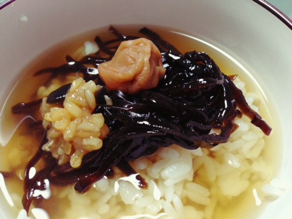 昼に食べ過ぎたので、夕飯はあっさりお茶漬け。