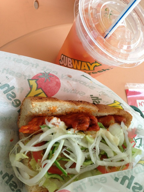 スパイシータンドリーチキン with ローズヒップ＆ハイビスカスをブレンドしたパインハーブティー at Subway