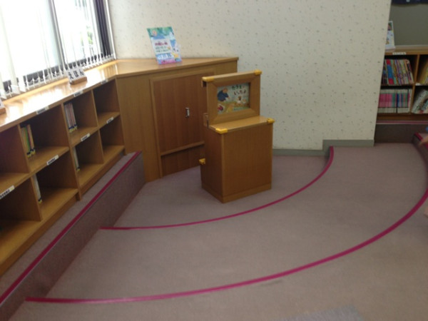 北名古屋市東図書館 お話しコーナーには紙芝居用の台が置いてある。