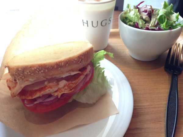 スパイシーチキンサンド at HUGS