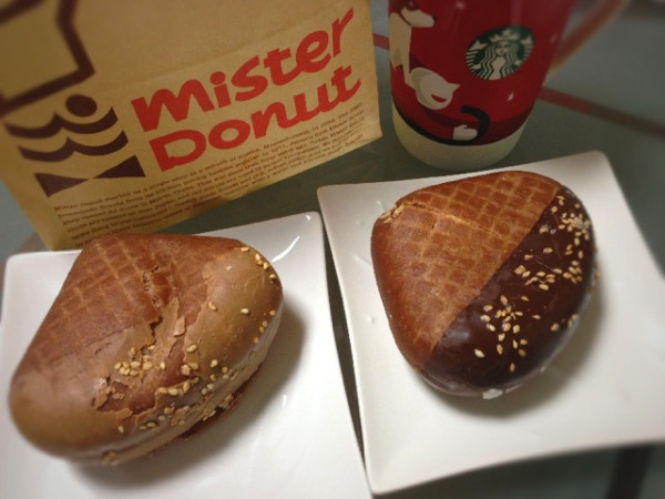 ミスド 秋マロンドーナツ。焼き栗ドーナツ チョコ＆焼き栗ドーナツ マロンチョコ。2つで500kcal超えちゃう。栗の形をしたショコラ生地に、粒状の焼き栗が入ったマロンホイップが入ってる。